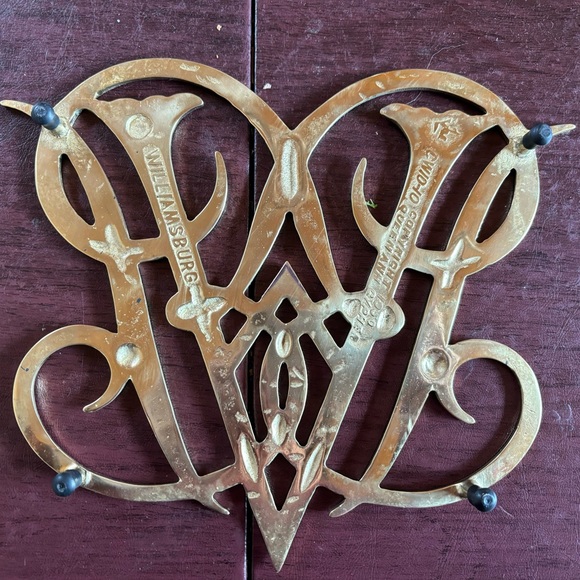 Virginia Metalcrafters vintage 1950’s brass Queen Anne cypher footed trivet - Picture 2 of 7